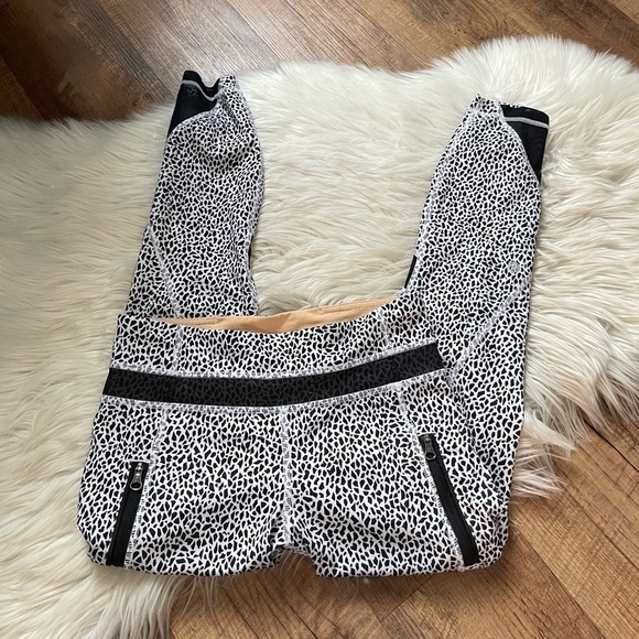 LULULEMON Inspire Tight Black & White Miss Mossaic Mesh - Picture 2 of 6